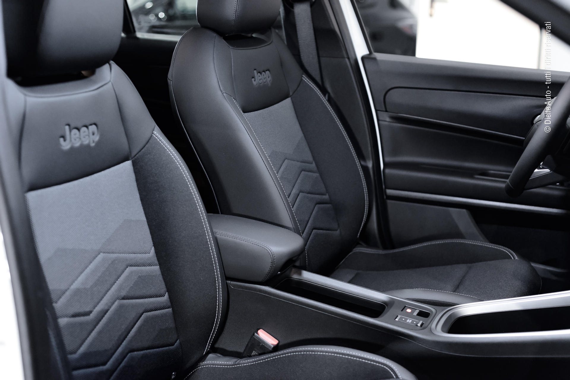 Jeep Avenger 1.2 turbo e-hybrid mhev Altitude fwd 110cv edct6