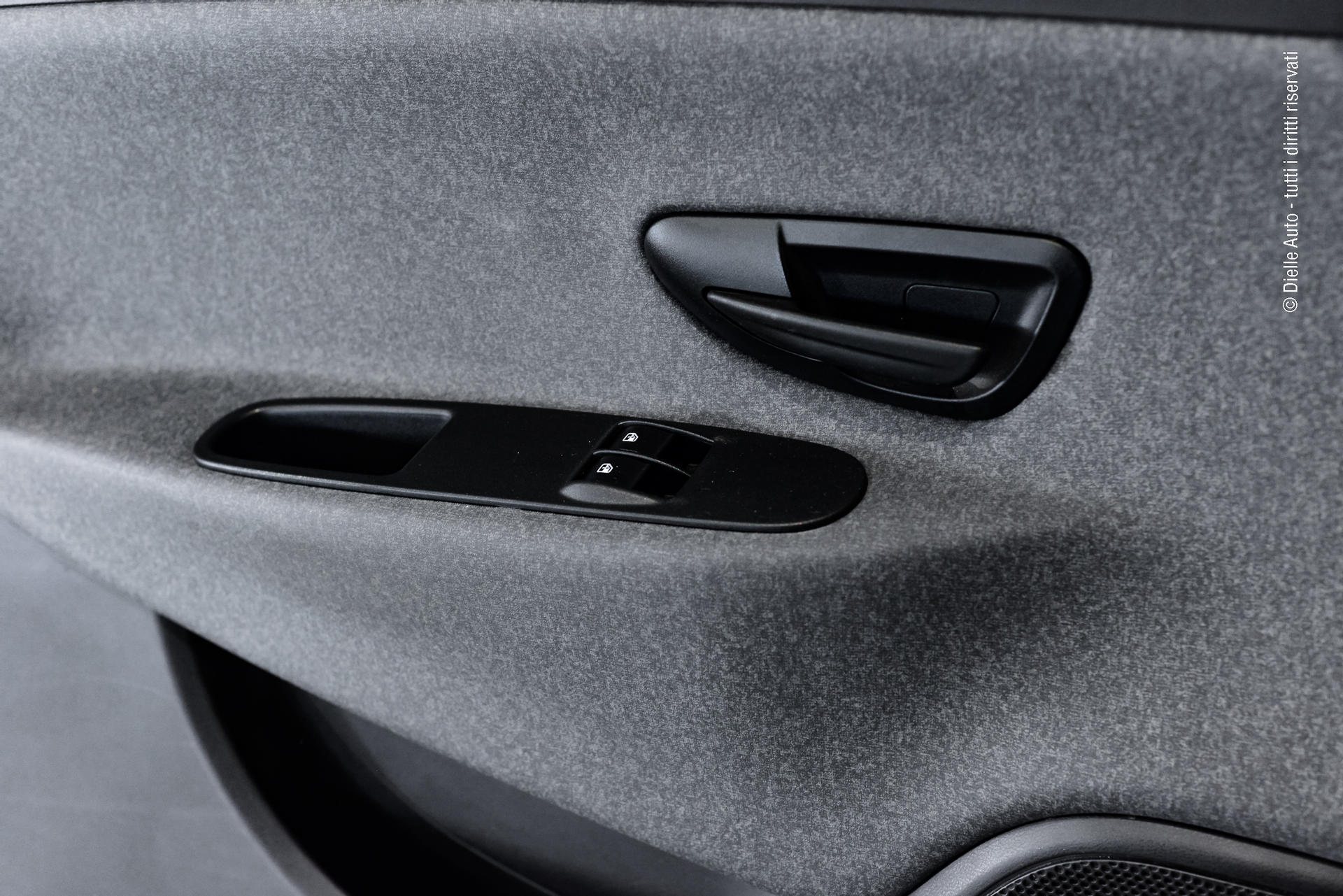 Lancia Ypsilon 1.0 firefly hybrid Silver s&s 70cv