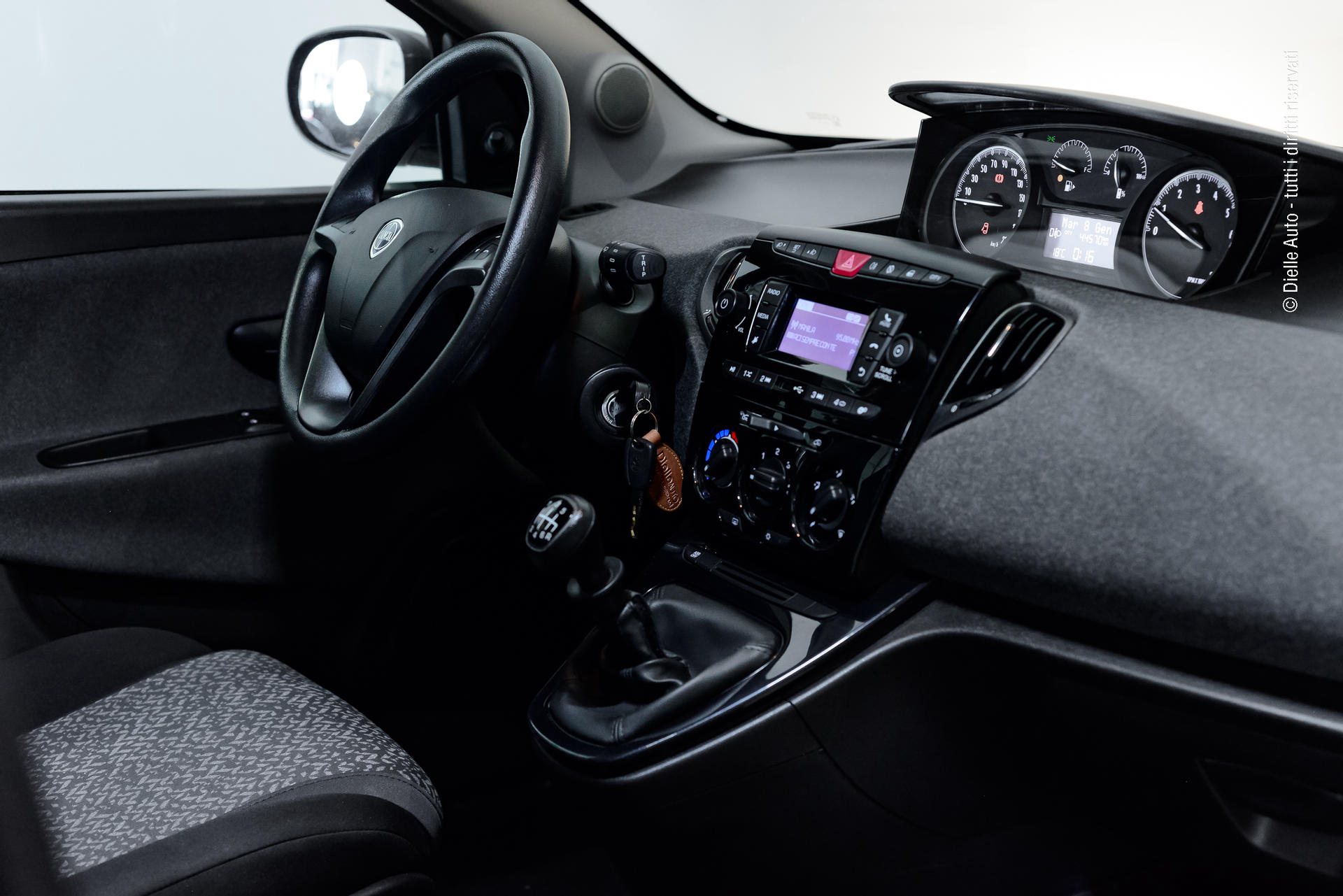 Lancia Ypsilon 1.0 firefly hybrid Silver s&s 70cv