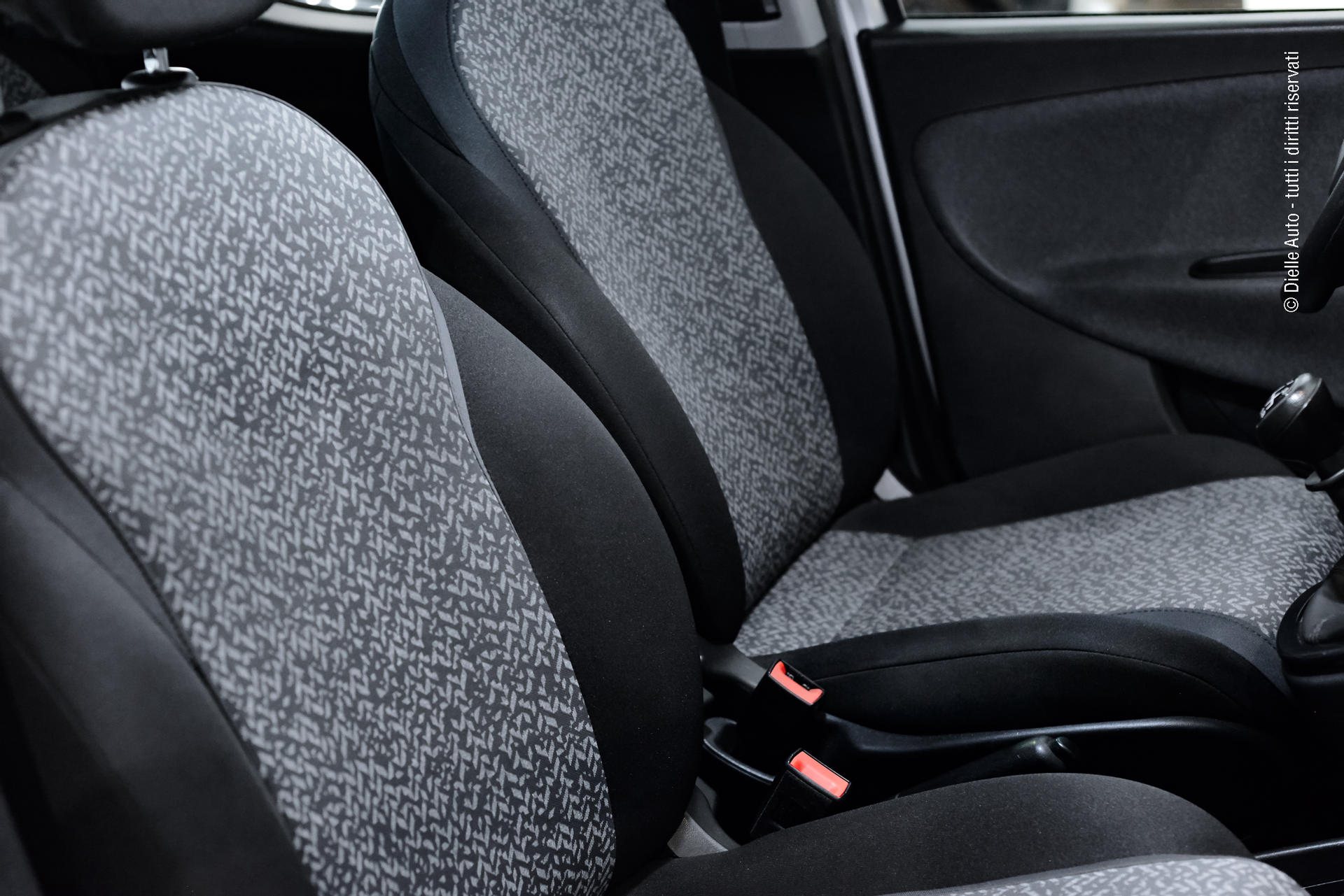 Lancia Ypsilon 1.0 firefly hybrid Silver s&s 70cv