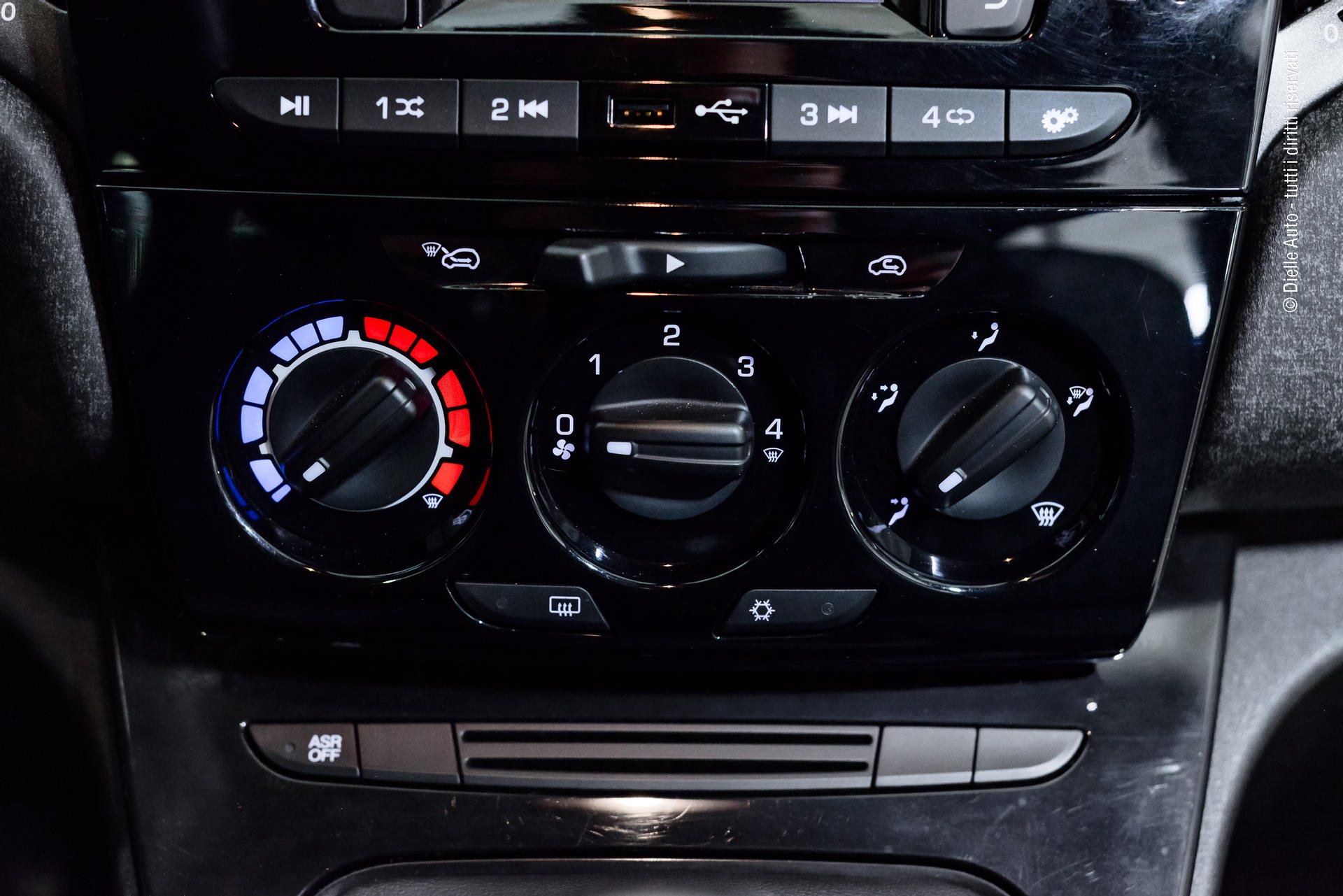 Lancia Ypsilon 1.0 firefly hybrid Silver s&s 70cv