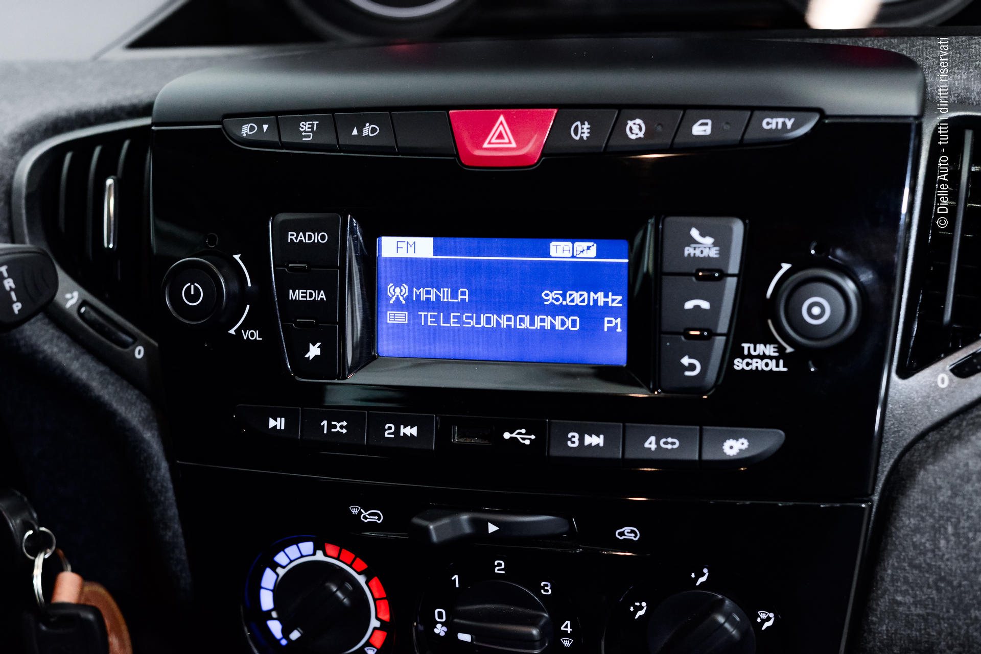 Lancia Ypsilon 1.0 firefly hybrid Silver s&s 70cv