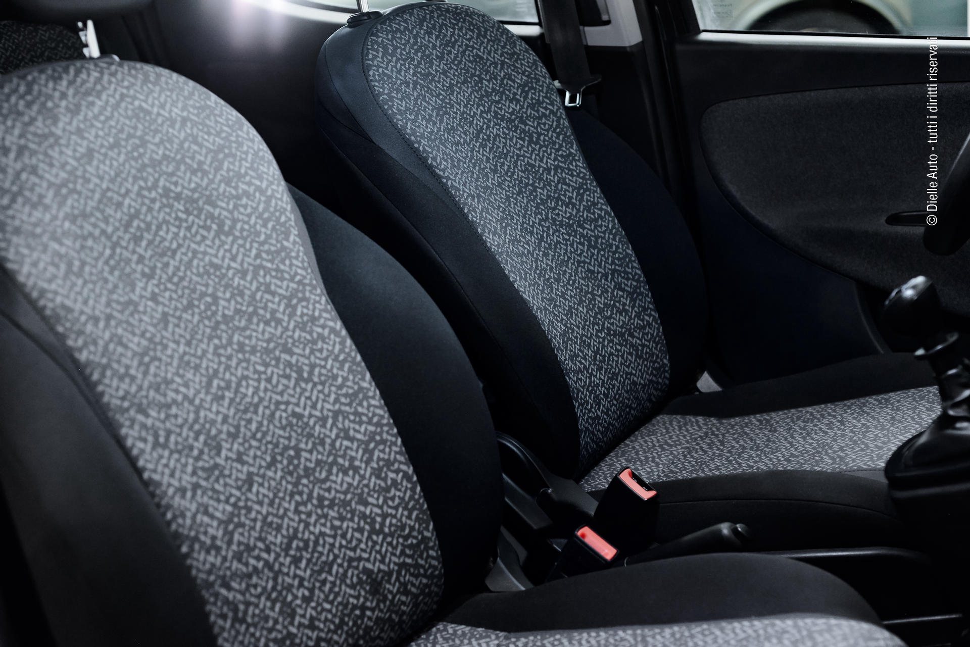 Lancia Ypsilon 1.0 firefly hybrid Silver s&s 70cv