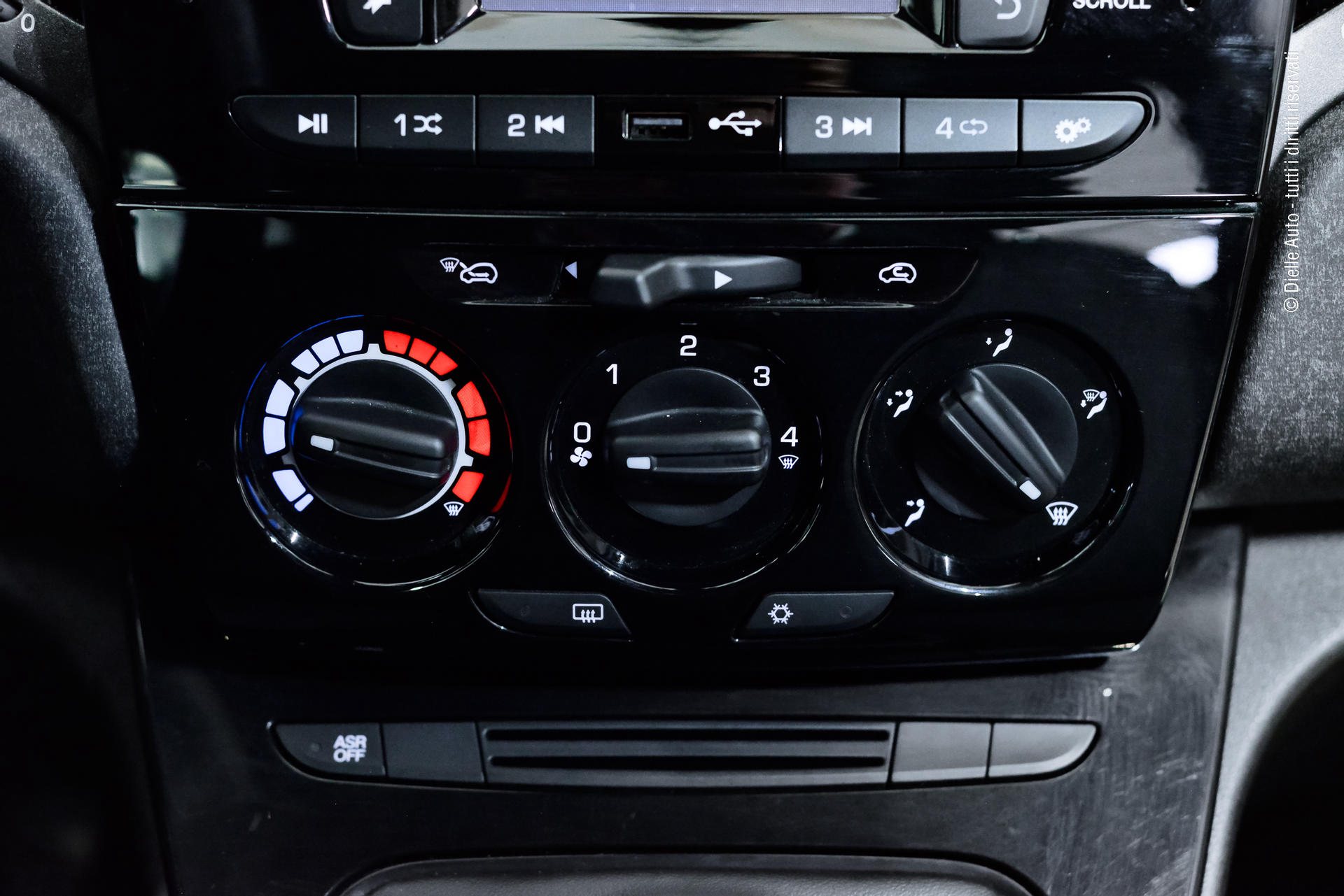 Lancia Ypsilon 1.0 firefly hybrid Silver s&s 70cv