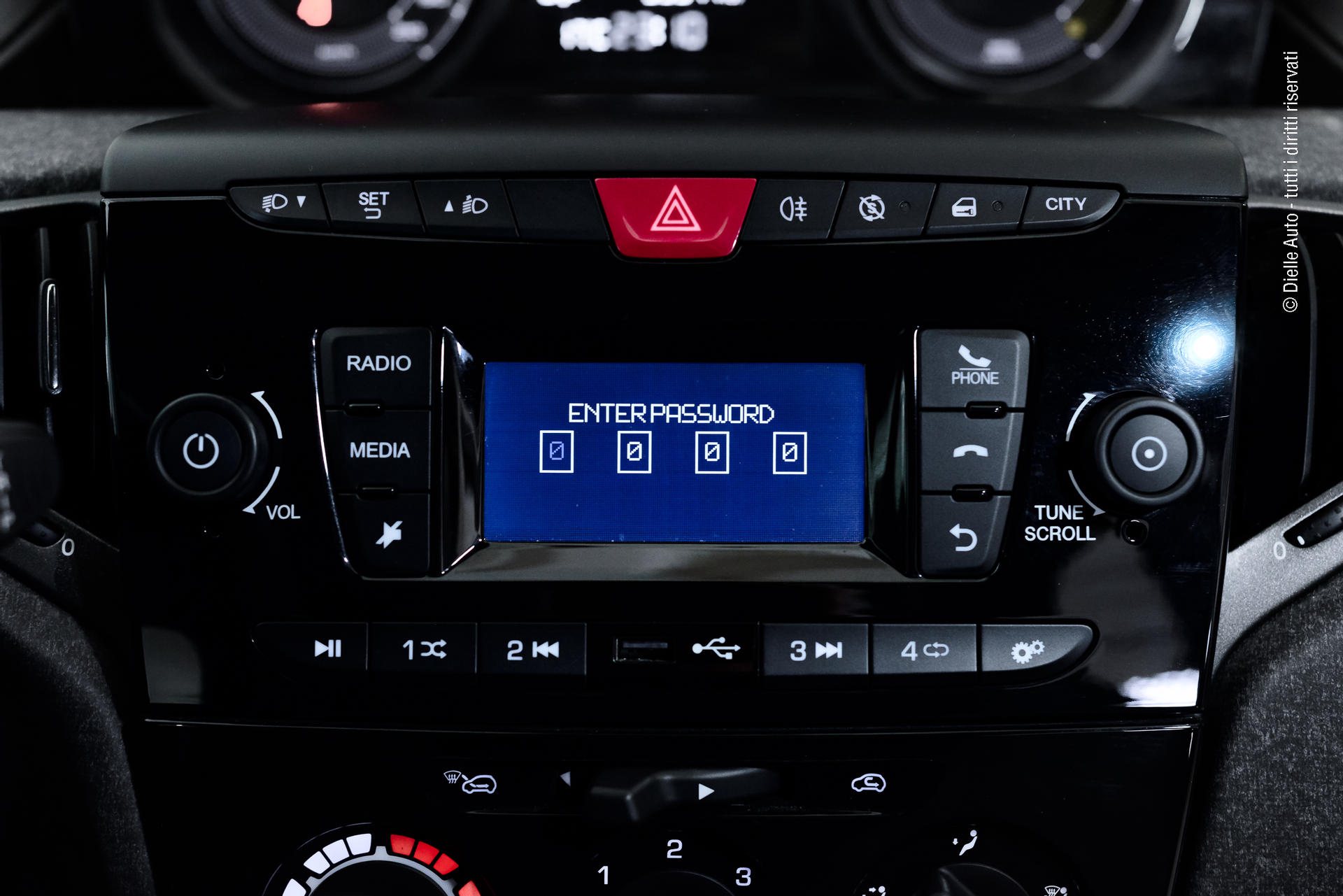 Lancia Ypsilon 1.0 firefly hybrid Silver s&s 70cv