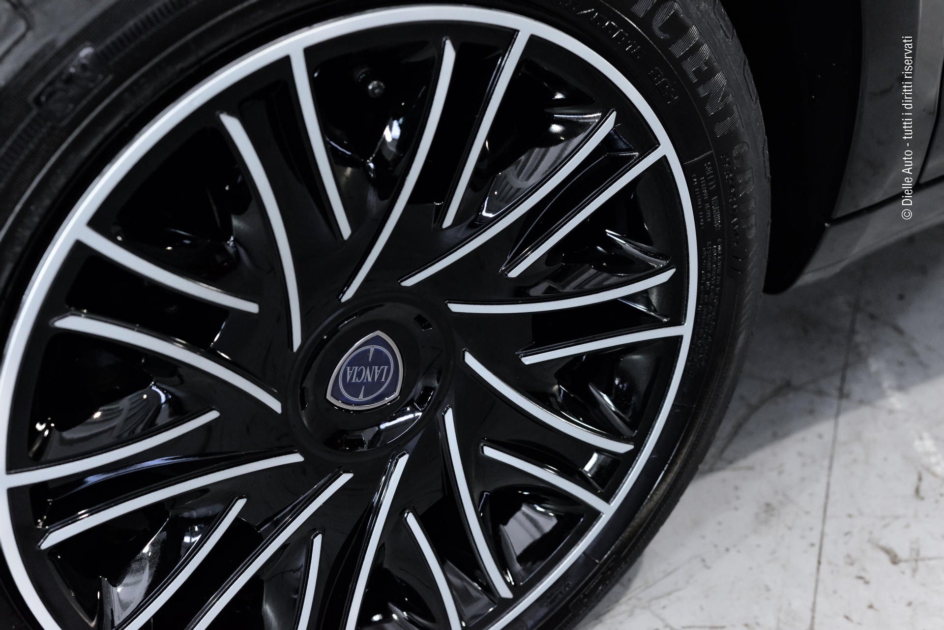 Lancia Ypsilon 1.0 firefly hybrid Silver s&s 70cv