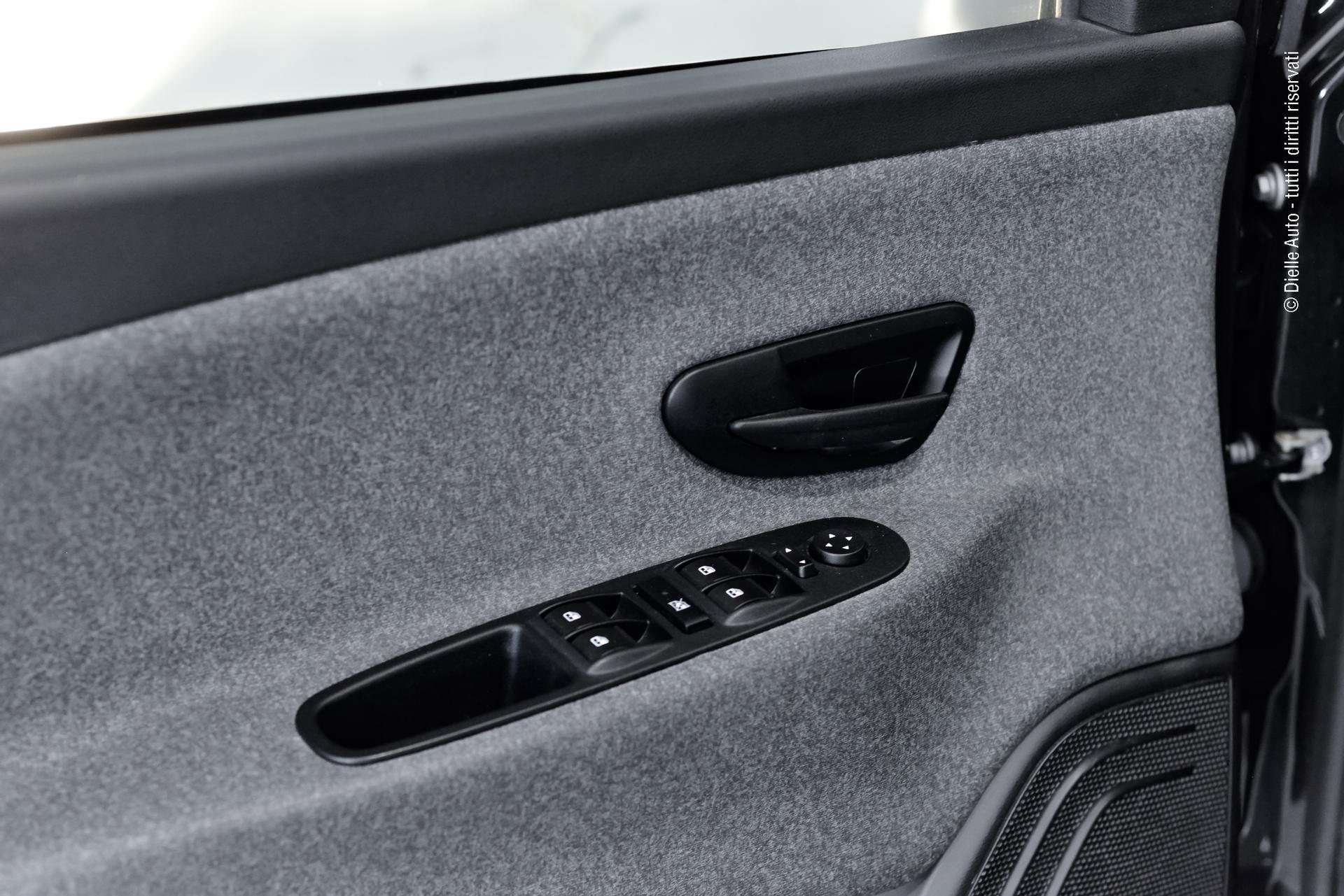 Lancia Ypsilon 1.0 firefly hybrid Silver s&s 70cv