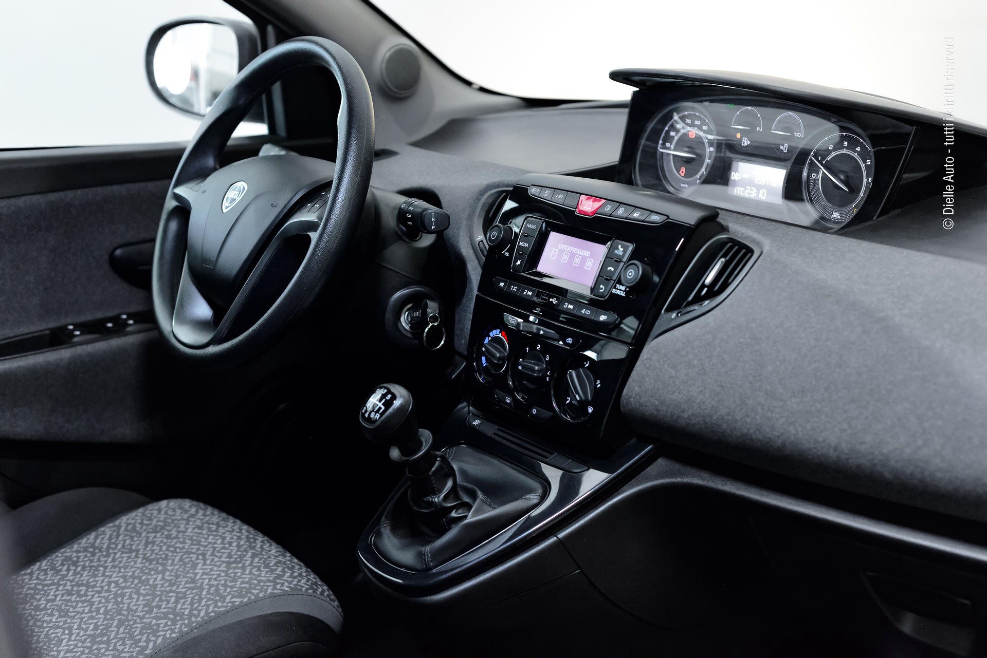 Lancia Ypsilon 1.0 firefly hybrid Silver s&s 70cv