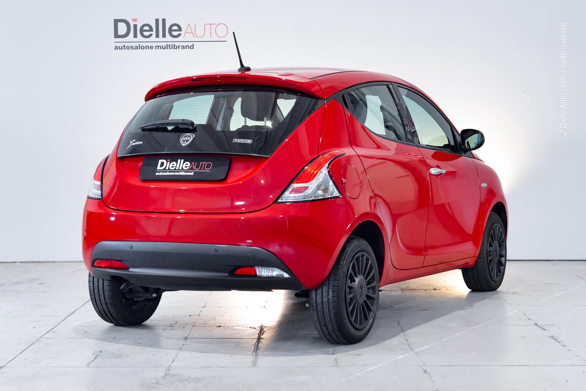 Lancia Ypsilon 1.0 firefly hybrid Silver s&s 70cv
