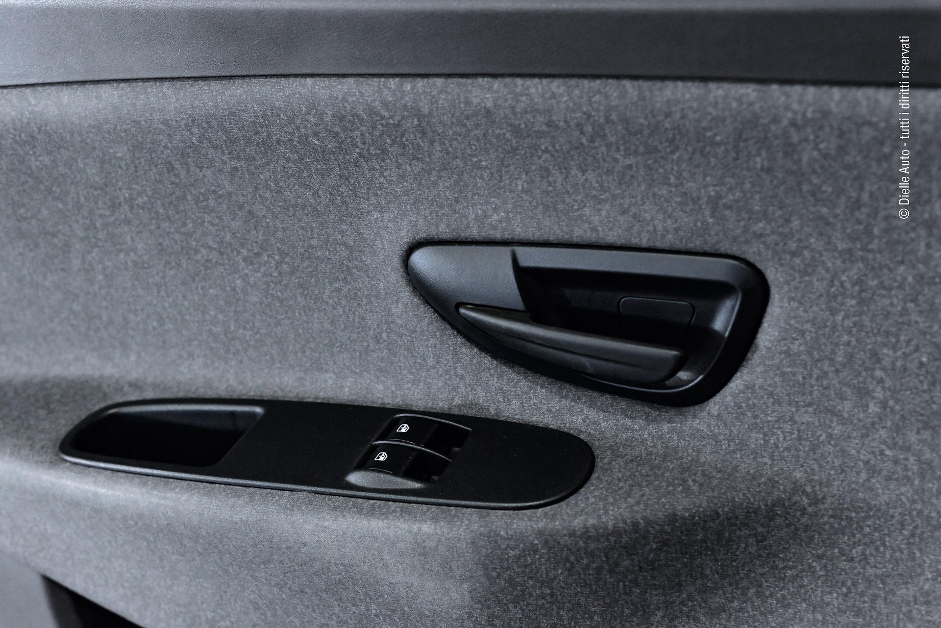 Lancia Ypsilon 1.0 firefly hybrid Silver s&s 70cv
