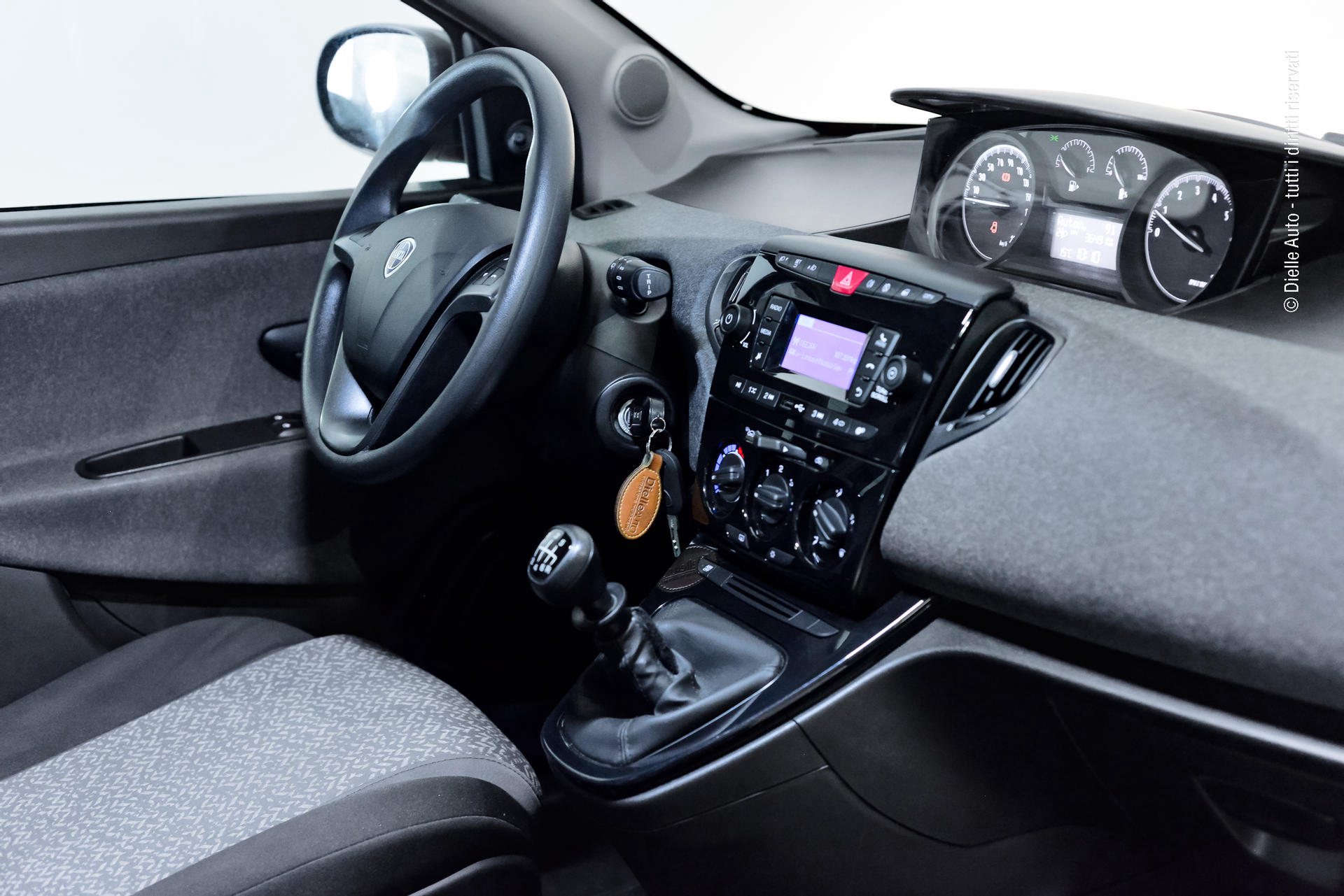 Lancia Ypsilon 1.0 firefly hybrid Silver s&s 70cv