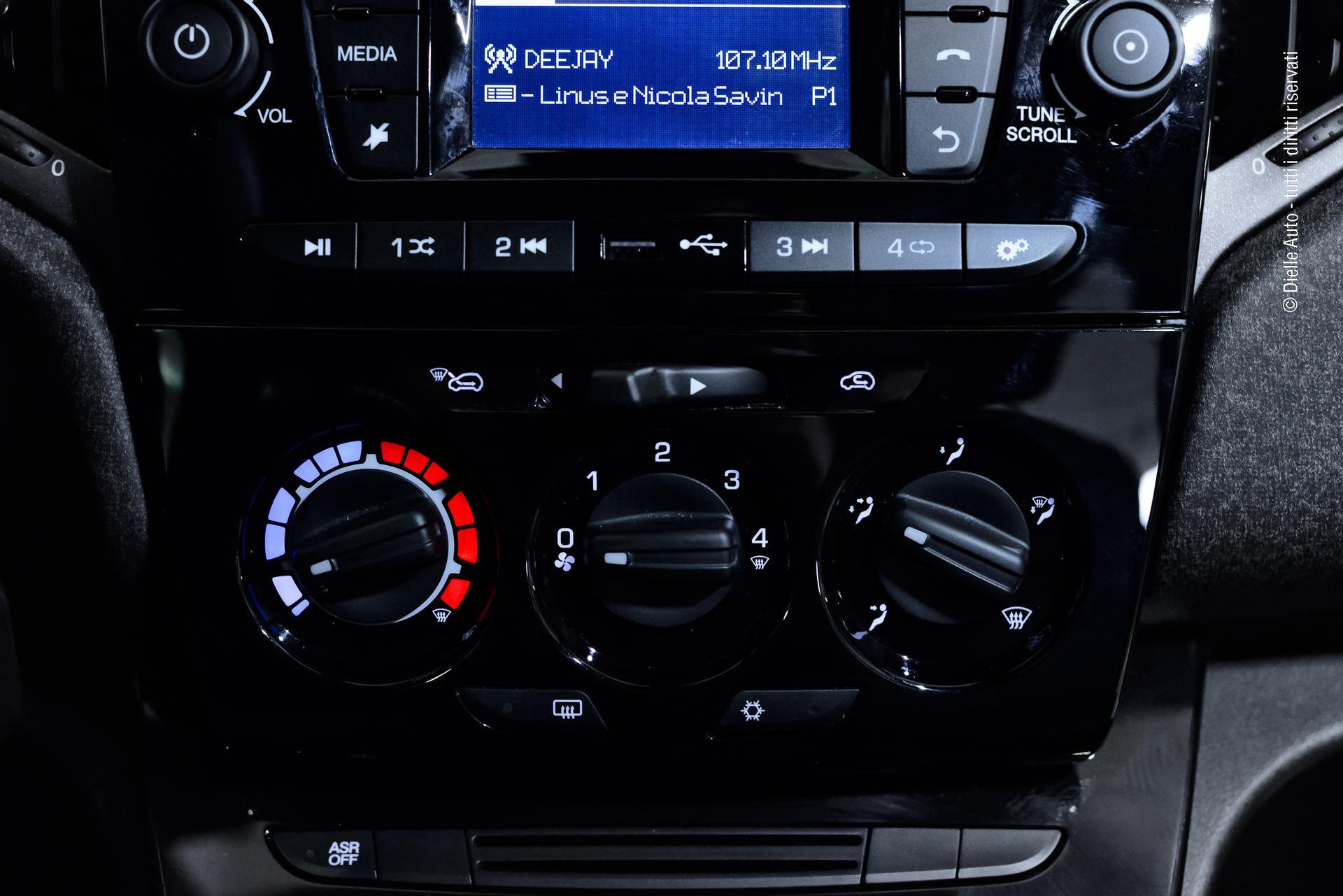 Lancia Ypsilon 1.0 firefly hybrid Silver s&s 70cv