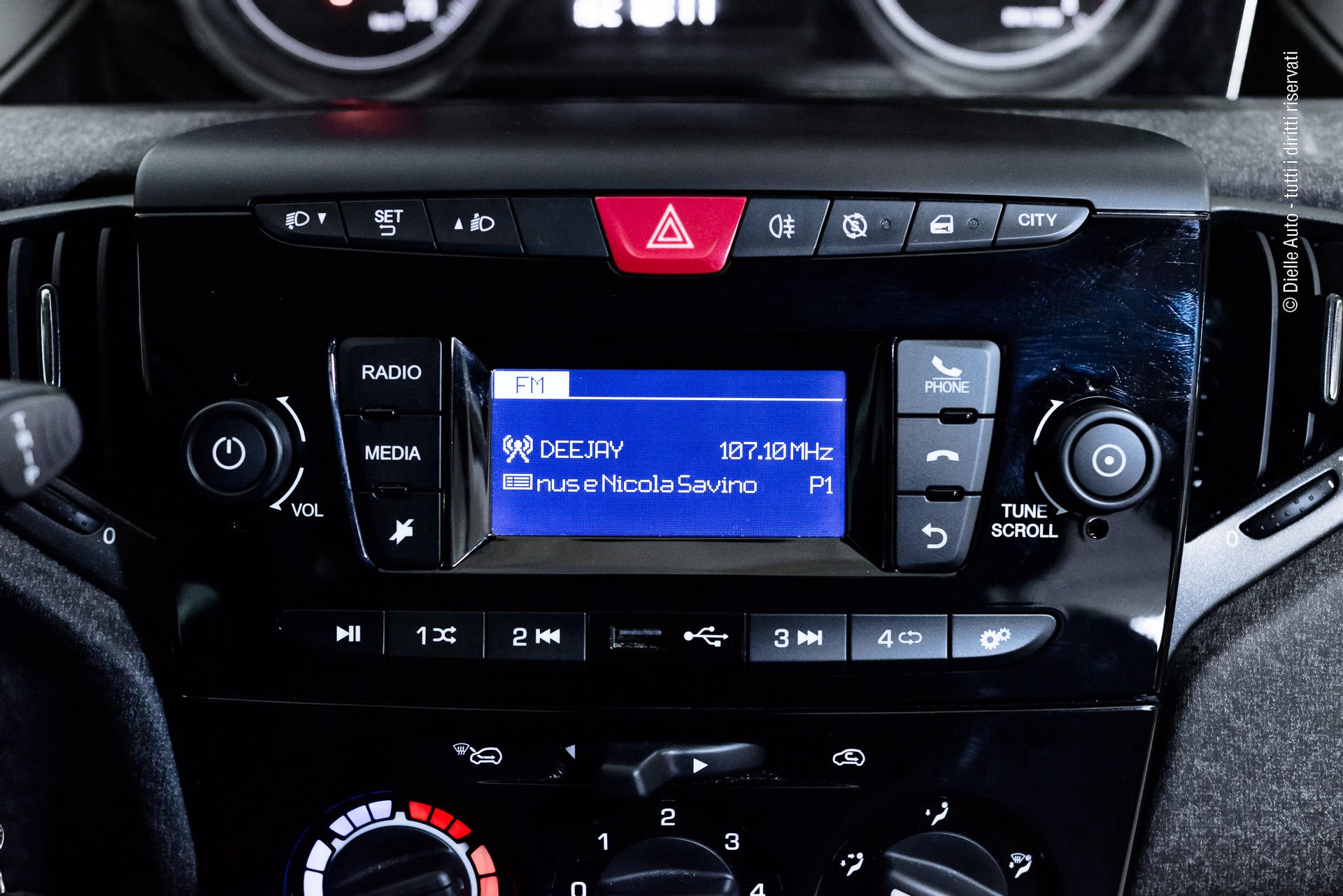 Lancia Ypsilon 1.0 firefly hybrid Silver s&s 70cv