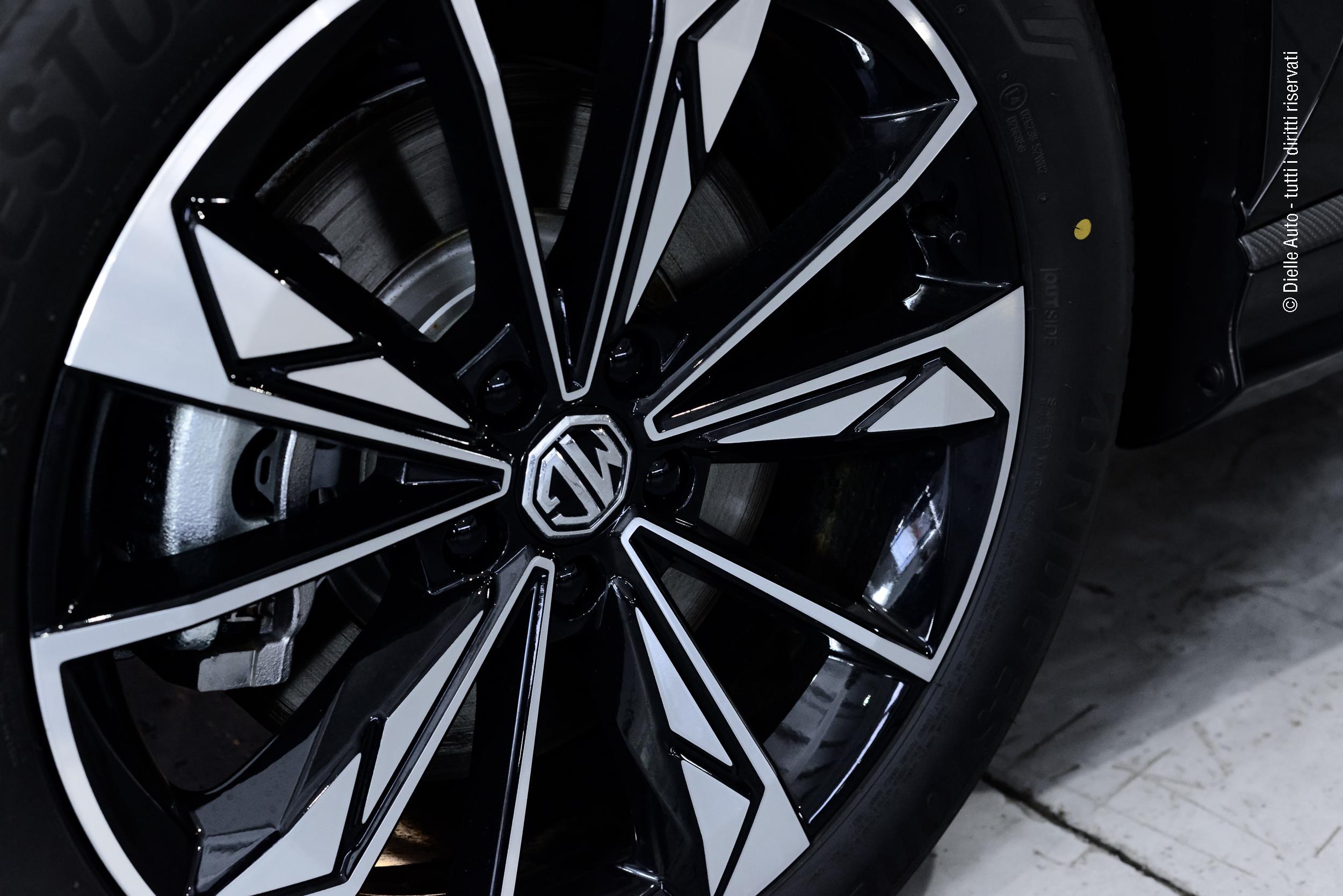 Mg HS 1.5 hybrid+ Luxury auto