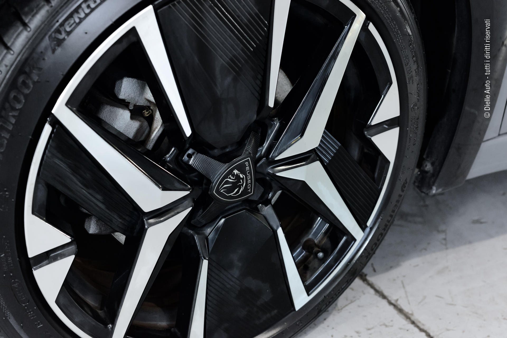 Peugeot 208 1.2 hybrid GT 145cv e-dcs 6