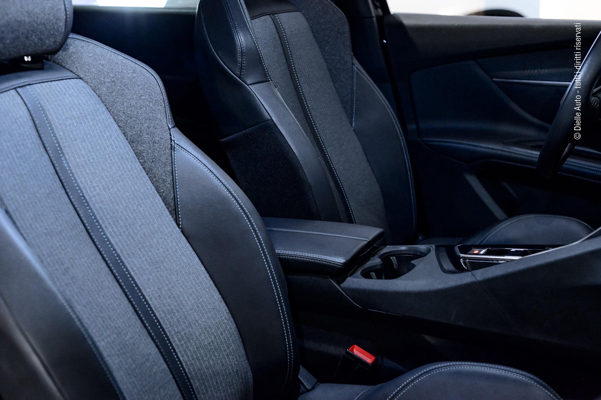 Peugeot 5008 1.5 bluehdi Allure Pack s&s 130cv eat8 7 posti